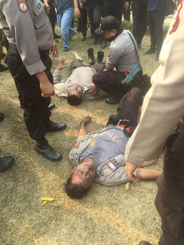 Beberapa Polisi dan Mahasiswa Terluka Akibat Terhimpit dan Terinjak-injak saat Unjuk Rasa di Kantor Gubernur Riau