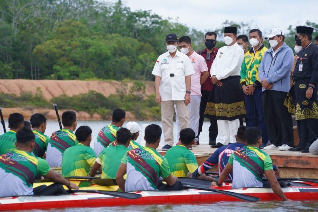 Sambangi Venue Kebun Nopi, Gubri Syamsuar Semangati Atlet Dayung