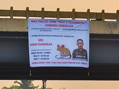Spanduk Tudingan Main Proyek Terpampang di Flyover Sudirman Pekanbaru, Kasipenkum Kejati Riau: Saya akan Laporkan Semuanya