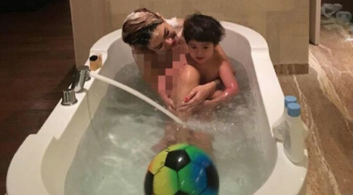 Nikita Mirzani Bikin Sensasi Lagi, Unggah Foto Mandi Tanpa Busana bersama Putranya,   Ini Penampakannya