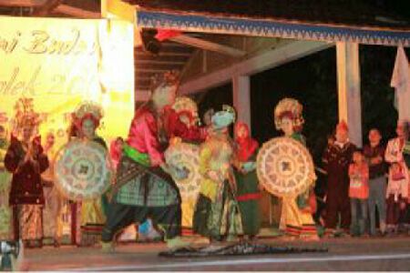 IKM Tampil Memukau di Pekan Seni dan Budaya Riau Komplek 2013