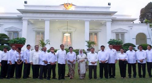 Umumkan Kenaikan BBM, Para Menteri Kembali Kenakan Kemeja Putih