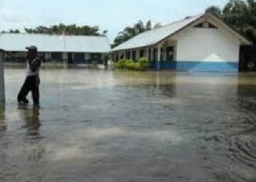Sejumlah Wilayah Rohil Terendam Banjir, Sebagian Siswa Pergi Sekolah Pakai Sampan