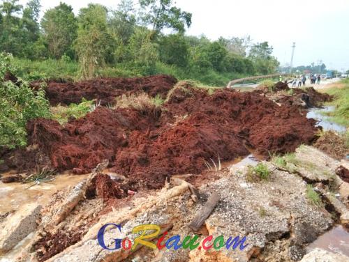 Jalan Nasional di Riau Amblas, Truk Cangkang yang Terhisap Masuk Belum Bisa Dievakuasi
