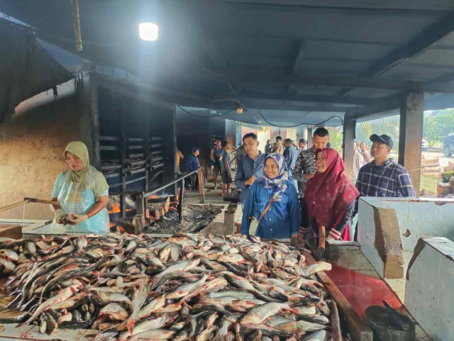 Pasca Sarjana MM UIR Lakukan Pengabdian Masyarakat Budidaya Ikan Patin Koto Kampar