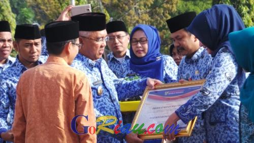Dua Badan di Pemprov Riau Terima Penghargaan Ombudsman