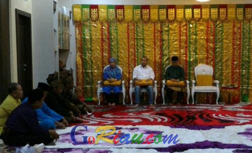 Tiba di Selatpanjang, Irwan dan Said Hasyim Disambut Tepuk Tepung Tawar