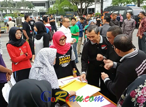 Tiba di KPU, Paslon Gubernur dan Wakil Gubernur Riau Nomor Urut 1 Disambut Antusias Masyarakat