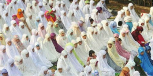 Terkesan dengan Salat, Cecilia Cannolly dan Putrinya Memutuskan Jadi Muslimah