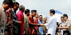 GoRiau Keterlaluan, Jokowi Bohongi Petani, Traktor Bantuan Dinaikkan Lagi ke Tronton Setelah Diserahkan