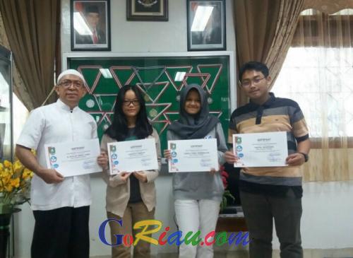 Tim Debat Bahasa Indonesia SMAS Cendana Melenggang ke Provinsi
