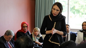 GoRiau PM Selandia Baru Pakai Jilbab Saat Kunjungi Keluarga Korban Penembakan Brutal