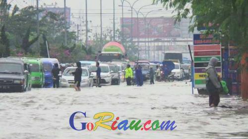 Diguyur Hujan, Beberapa Ruas Jalan di Kota Pekanbaru Lumpuh Akibat Terjangan Banjir