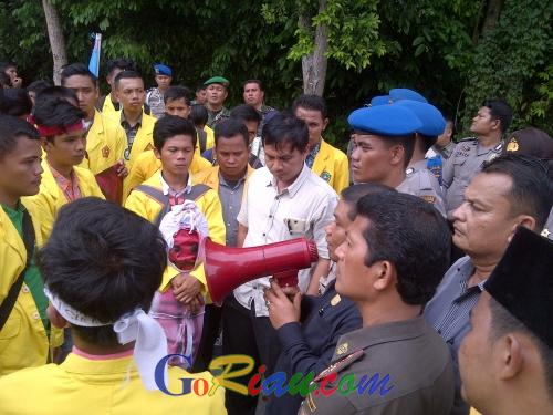 Puluhan Mahasiswa Demo Gedung DPRD Kuansing, Pertanyakan APBD 2017