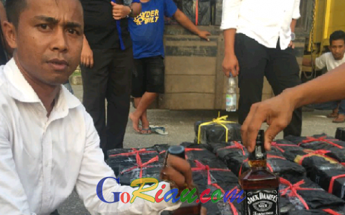 Tim Gabungan TNI-Polri Sita Ribuan Botol Miras, Rokok serta Oli di Pelalawan