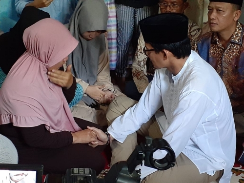 Di Pekanbaru, Sandiaga Kunjungi Keluarga Ketua KPPS yang Meninggal Dunia