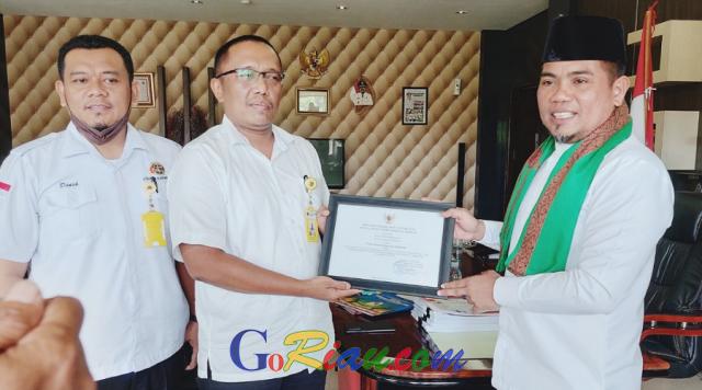 Beri Keringanan BPHTB, Bupati Pelalawan Terima Penghargaan Menteri ATR/Kepala BPN