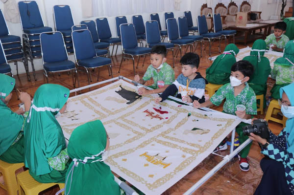 Studi Wisata ke Dekranasda Siak, Siswa SD Al-Azhar Pekanbaru Belajar Membatik