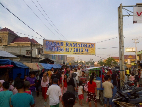 Jajakan Ratusan Jenis Makanan dan Minuman, Ribuan Warga Serbu Pasar Takjil Pematang Reba