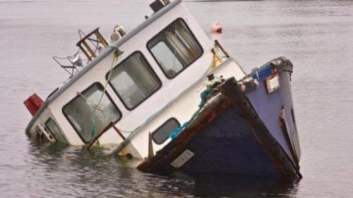 Kapal Bermuatan 70 Penumpang Karam di Danau Toba, Baru 10 Orang Berhasil Diselamatkan