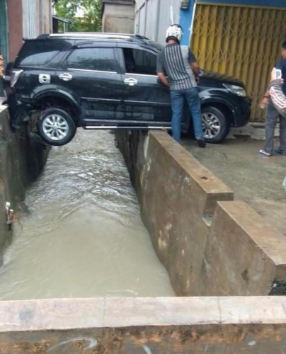 Satu Unit Mobil Toyota Rush dan Pengemudinya Hanyut Terseret Arus Banjir Sejauh 200 Meter di Jalan Srikandi Pekanbaru