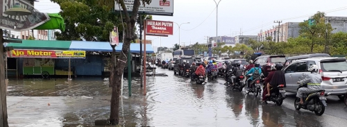 Diguyur Hujan Deras Hingga Tergenang, Jalan HR Subrantas Macet Parah