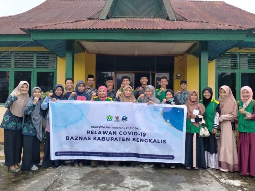 Relawan Covid-19 Universitas Riau dan Baznas Bengkalis Edukasi New Normal Masyarakat Pedekik