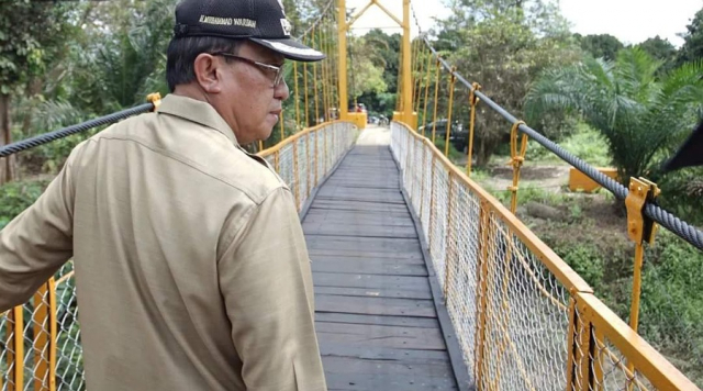 Tinjau Progres Perbaikan Jembatan Gantung di Kemuning, Bupati Wardan: Sudah Dapat Digunakan