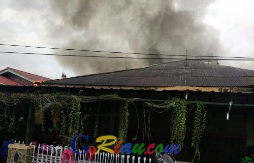 Breaking News; Kebakaran Hanguskan 2 Rumah di Jalan Pepaya Pekanbaru