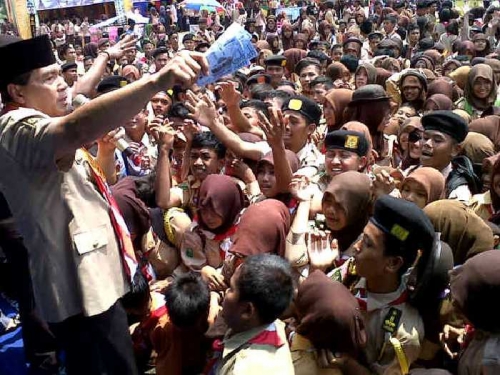 Wuih, Uang Bergambar Bupati Achmad Dibagi-bagikan kepada Ribuan Anggota Pramuka