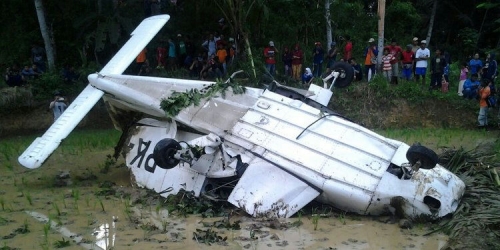 Rusak pada Ketinggian 1.000 Meter, Pesawat Cessna Bermuatan 3 Awak Jatuh di Sawah di Tasikmalaya