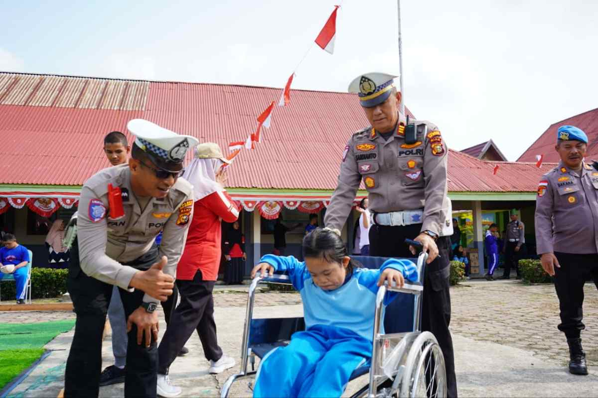 Sambangi SLB Selatpanjang, Kapolres Meranti Serahkan Alat Bantu Dengar dan Kursi Roda