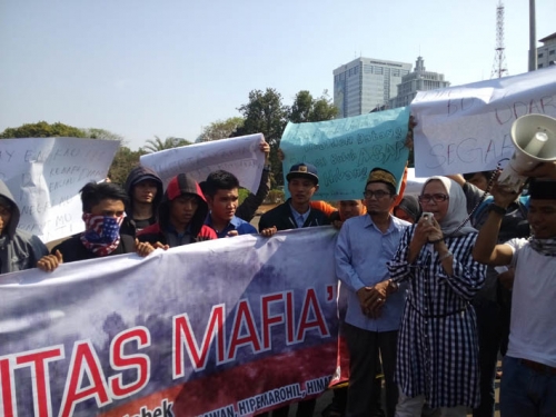 Ratusan Mahasiswa dan Masyarakat Riau Se-Jabodetabek Gelar Aksi di Depan Istana