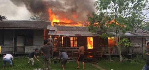 Diamuk Si Jago Merah, 2 Unit Rumah Berumur 15 Tahun di Kateman Inhil Ludes Terbakar