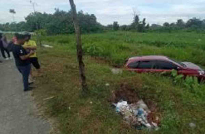GoRiau Pulang dari Rumah Sakit, Sopir dan Mobil Terjun ke Parit di Jalan Sudirman Pekanbaru