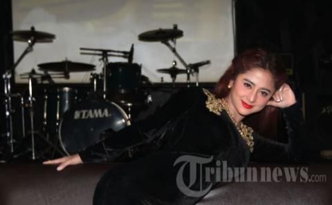 Dewi Perssik Mau Donorkan Organ Tubuh Cantiknya, Ibunya Tak Tega
