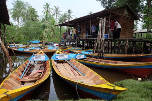 Serahkan 15 Unit Perahu Motor Beserta Alat Tangkap Perikanan, Sekdakab Inhil Ingatkan Nelayan Jaga Kelestarian Laut