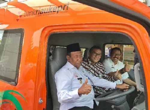 Tingkatkan PAD Daerah, Bank Riau Kepri Serahkan 4 Unit Mobil Samsat Keliling untuk Bapenda Riau