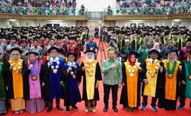 Gubernur Abdul Wahid Ajak Wisudawan UIN Suska Jadi Pencipta Perubahan