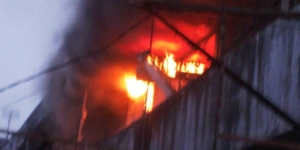 GoRiau Pasar Aur Kuning Bukittinggi Terbakar, Pria Penjarah Ini Selamatkan Satu Karung Pakaian