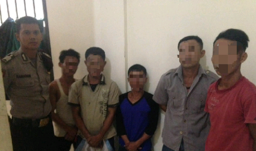 Tak Sempat Kabur, 5 Buruh Perkebunan di Pelalawan Ditangkap Saat Main Judi Domino
