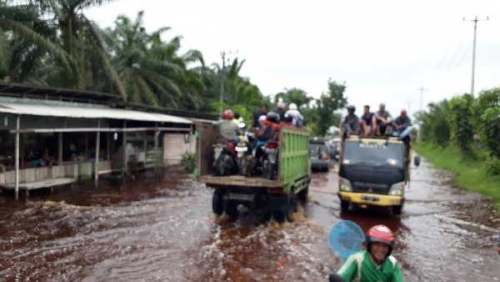 Jalintim Pelalawan Banjir, Pemilik Motor Bayar Rp 70 Ribu Sekali Menyeberang