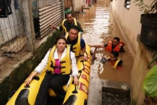Dino Turun Langsung Bantu Korban Banjir Jakarta