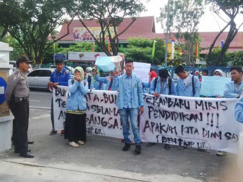 Mahasiswa Riau: Kami Menuntut Hak Adik-adik Kami