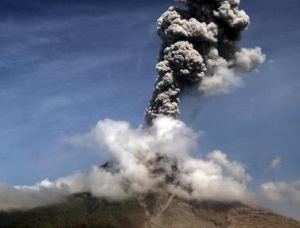 GoRiau Gunung Sinabung Semburkan Abu Vulkanik Setinggi 3,5 Kilometer, Begini Penampakannya