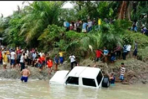 Seberangkan Mobil Pakai Rakit, Satu Keluarga Tewas Tenggelam di Sungai