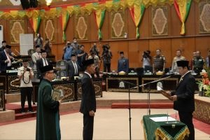 GoRiau Andi Taufik dari Fraksi PDIP Ucapkan Sumpah PAW Anggota DPRD Riau
