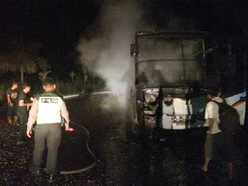 Bus Berpenumpang Tujuan Medan Hangus Terbakar di Ruas Jalan Kampung Tualang Timur Siak