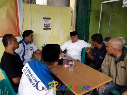 Sebelum Kunjungi 3 Pasar di Kota Pekanbaru, Edy Nasution <i>Ngopi</i> Sambil Diskusi dengan Relawan