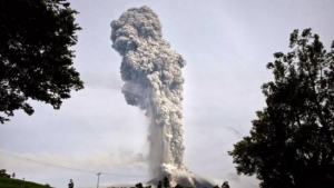 GoRiau Gunung Sinabung Semburkan Material Vulkanik 5 Kilometer, 5 Kecamatan Diselimuti Debu